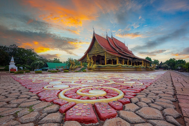 황혼의 시간에 Ubon Ratchathani 지방의 놀라운 사원 Sirindhorn Wararam Phuproud태국