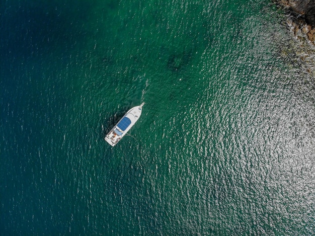 ドローンカメラからのフィピ島クラビタイの空中写真で国際的な素晴らしいタイのハイシーズンボートと観光客