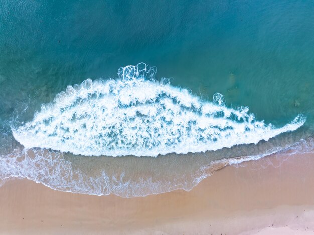 Foto impressionante vista dall'alto del mare sullo sfondo del paesaggio della spiaggia