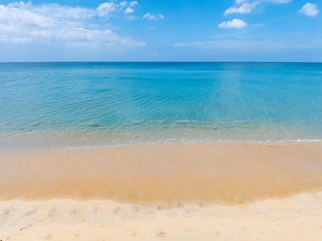 Impressionante vista dall'alto del mare sullo sfondo del paesaggio della spiaggia