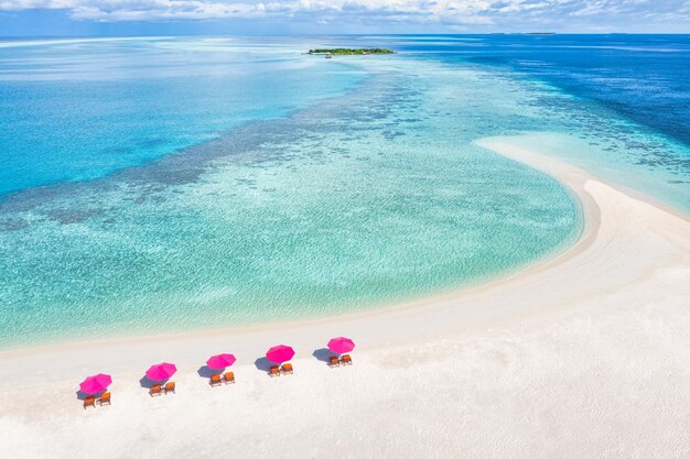 놀라운 고요한 바다 모래 하늘입니다. 레크리에이션 여름 여행 관광. 의자가 있는 공중 풍경 보기