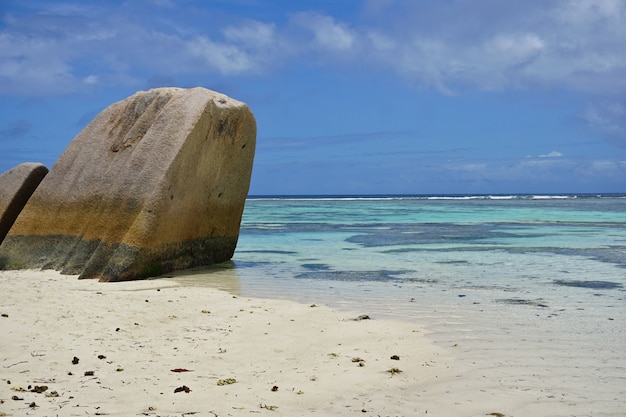 Foto incredibile spiaggia tropicale anse source d'argent con massi di granito sull'isola la digue, seychelles.