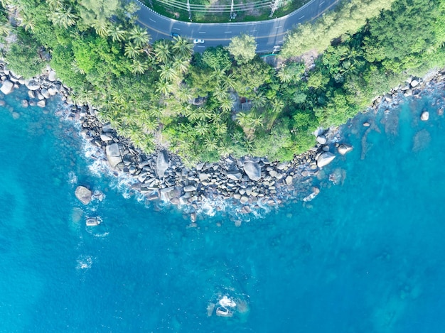 写真 驚くべき熱帯の海辺の風景 背景 上の景色 波が岩にぶつかる