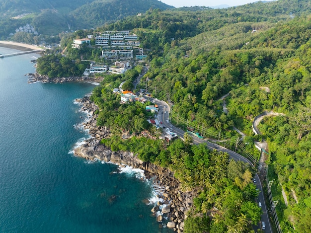 Foto lo sfondo è un incredibile paesaggio tropicale sul litorale. la vista dall'alto è di onde che si schiantano contro le rocce.