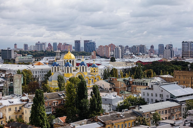 Photo amazing ukraine kyiv kiev beautiful church st volodymyr's cathedral top view from drone aerial photo famous tourist places