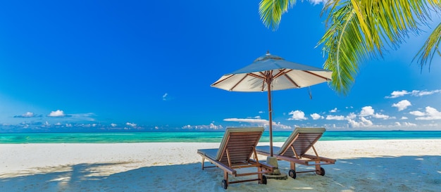 素晴らしい休暇のビーチ。海に近い砂浜の椅子。夏のロマンチックな休日の観光