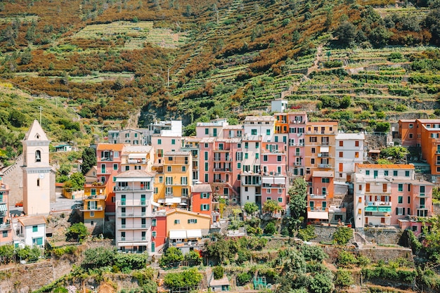 Splendida vista sul bellissimo villaggio di manarola nella riserva delle cinque terre.