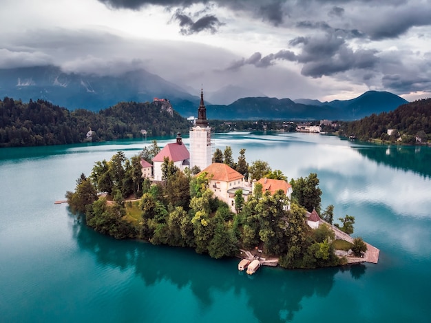 Splendida vista sul lago di bled, isola, chiesa e castello con catena montuosa