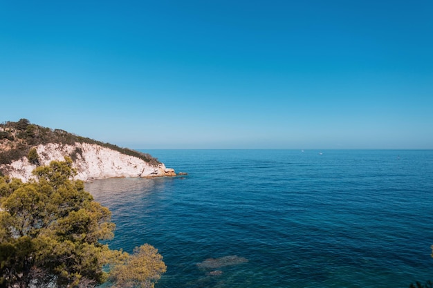 イタリアのエルバ島の岩とビーチのある青く澄んだ海の素晴らしい景色イタリアでの休息と旅行