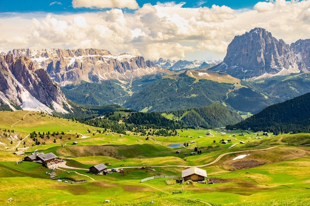 Foto splendida vista dal parco seceda selva di val gardena trentino alto adige dolomiti alpi alto adige italia europa panoramica sul gruppo montuoso odle geisler picco secede e alpe di siusi alpe siusi