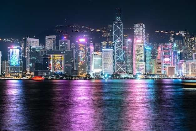 Foto l'incredibile vista del paesaggio urbano di hong kong pieno di grattacieli dal tetto.