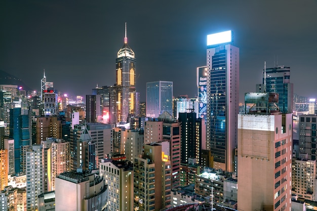 L'incredibile vista del paesaggio urbano di hong kong pieno di grattacieli dal tetto.