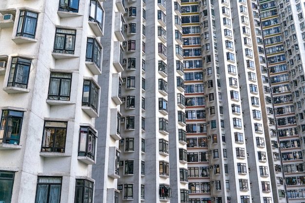 옥상에서 고층 빌딩으로 가득한 홍콩 도시의 놀라운 전망.