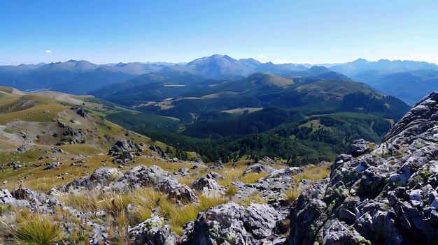 Photo amazing view of the mountain landscape with green hills and blue sky the rocks in the foreground add a touch of drama to the scene