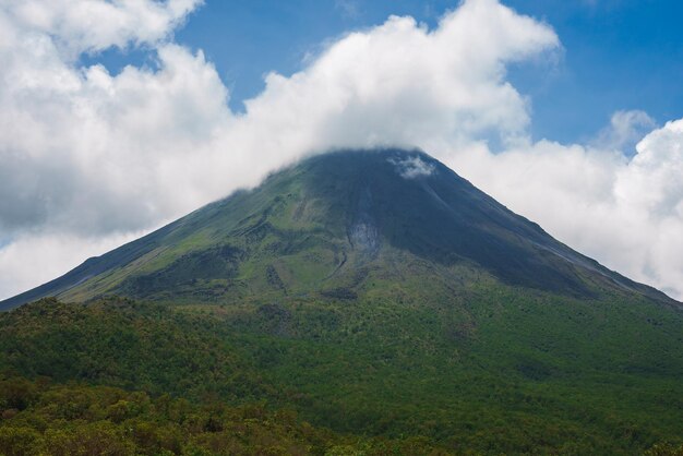 写真 コスタリカの美しい自然と雲の火山アレナルの背景 アレナルの火山のパノラマ 素晴らしい絵画的な湖ラ・フォートゥナ コスタリカ 中央アメリカ