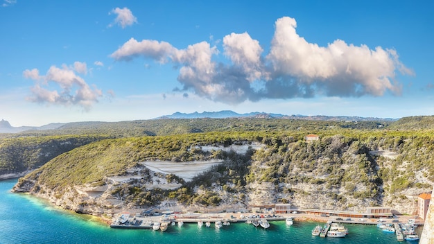 Foto una vista straordinaria della città vecchia di bonifacio