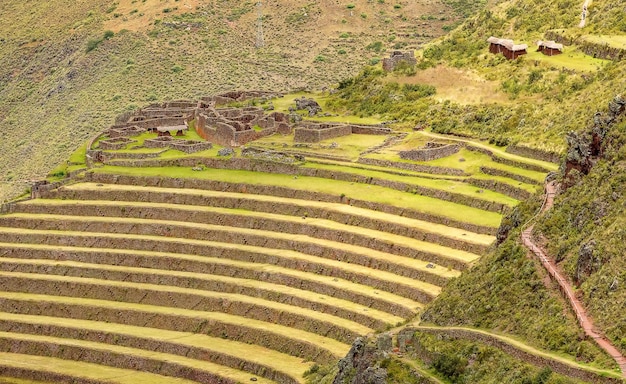 写真 古代インカのテラスとアンデス山脈の素晴らしい景色。ピサック。クスコ。ペルー