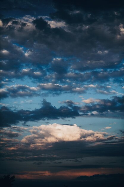 夕日や日の出の美しい風景の雲の垂直イメージと夕焼け空の素晴らしい景色