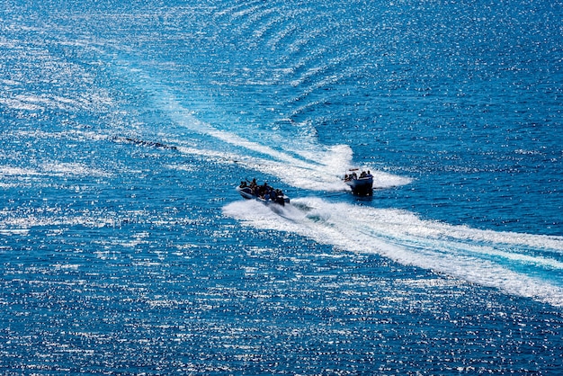 写真 2つのヨットまたはボートと澄んだ紺碧の海の夏の楽園の素晴らしい景色。スペースをコピーします。