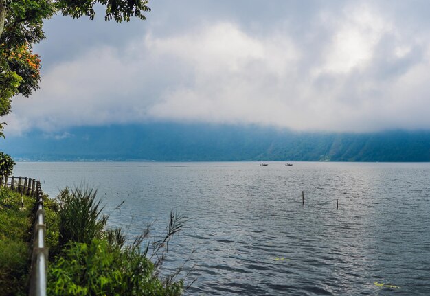 ブラタン湖と雲に覆われた山々の素晴らしい景色