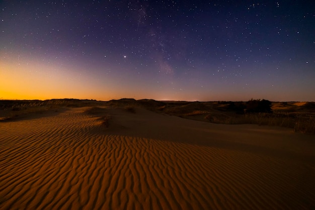 Foto viste incredibili del deserto del sahara sotto il cielo stellato notturno
