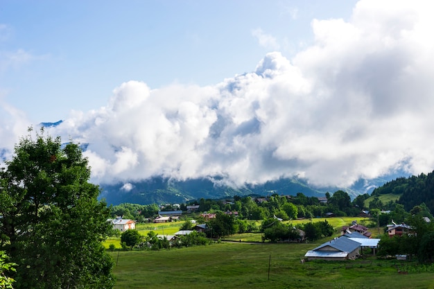 Incredibili foto di villaggi e paesaggi di montagna. savsat, artvin - turchia