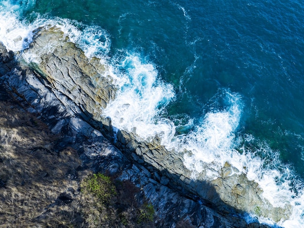 砂浜に打ち寄せる素晴らしい波美しい海海の風景自然と旅行の背景