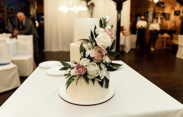 아름 다운 배경에 고립 된 놀라운 웨딩 케이크입니다. 결혼식 연회에서 디저트입니다. 다층 케이크