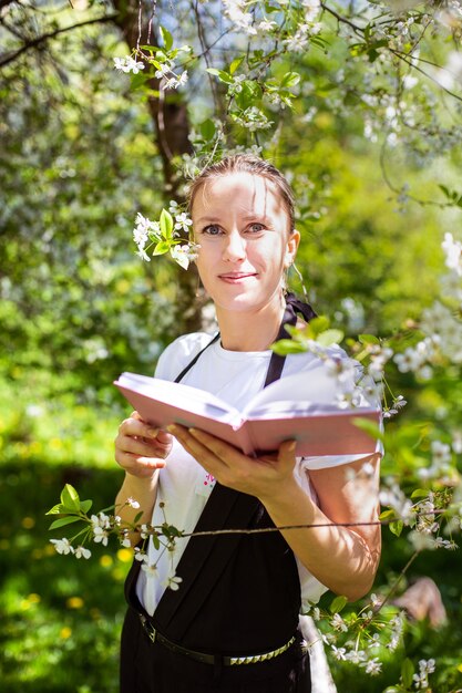 Incredibile giovane donna in posa di melo in primavera