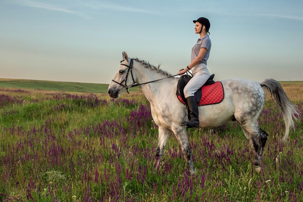 Amazone jockey in uniform rijpaard buitenshuis