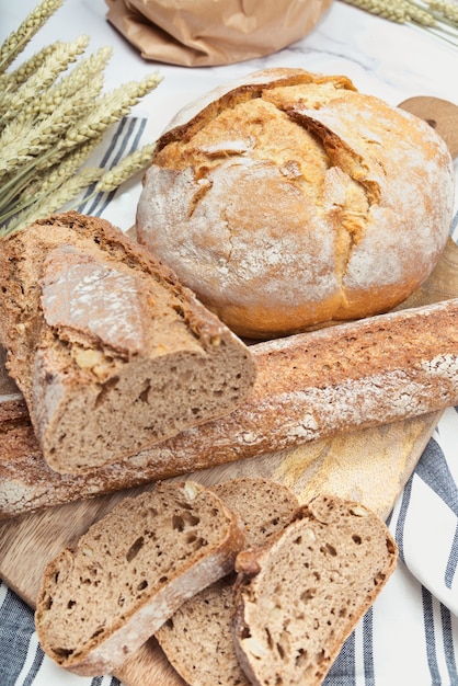 Ambachtelijk brood met tarwegranen op een stenen tafel