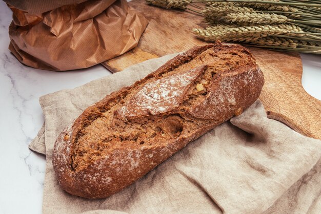 Ambachtelijk brood met tarwegranen op een stenen tafel