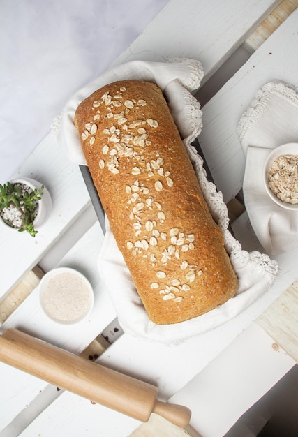 ambachtelijk brood met zaden op een witte achtergrond en in verschillende hoeken