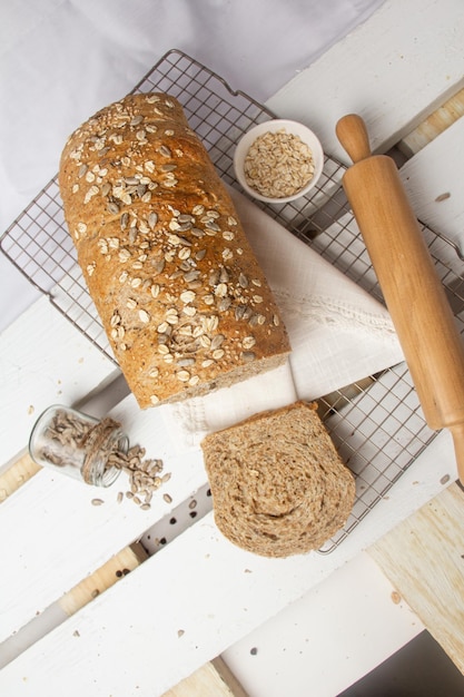 ambachtelijk brood met zaden op een witte achtergrond en in verschillende hoeken