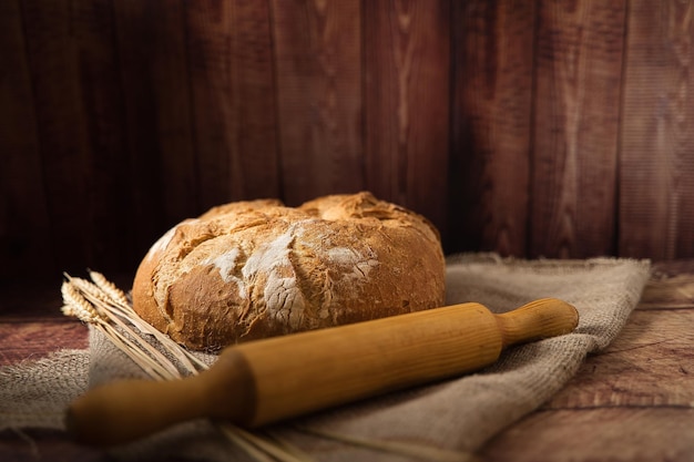Ambachtelijk brood op houten tafel.