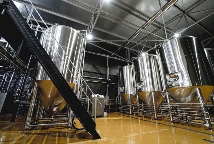 Foto ambachtelijke bierbrouwapparatuur in privébrouwerij