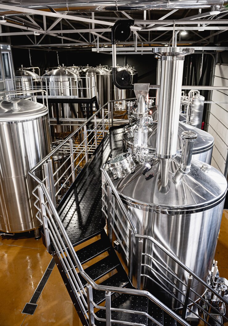 Foto ambachtelijke bierbrouwapparatuur in privébrouwerij