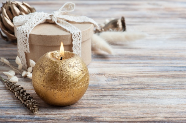 Ambachtelijke geschenkdoos en gouden droge bloemen