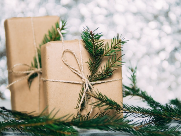 Ambachtelijke geschenkdozen voor kerstmis bokeh achtergrond