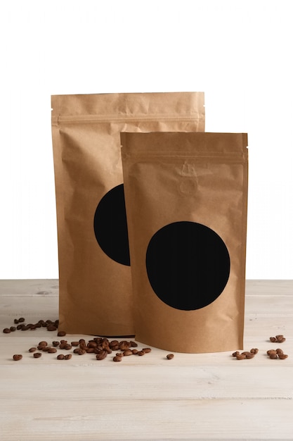 ambachtelijke papieren zakjes met koffie op houten tafel