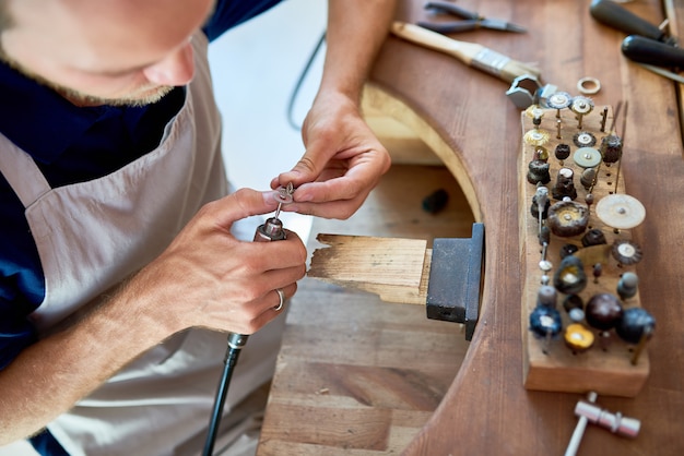 Ambachtelijke sieraden maken in de werkplaats