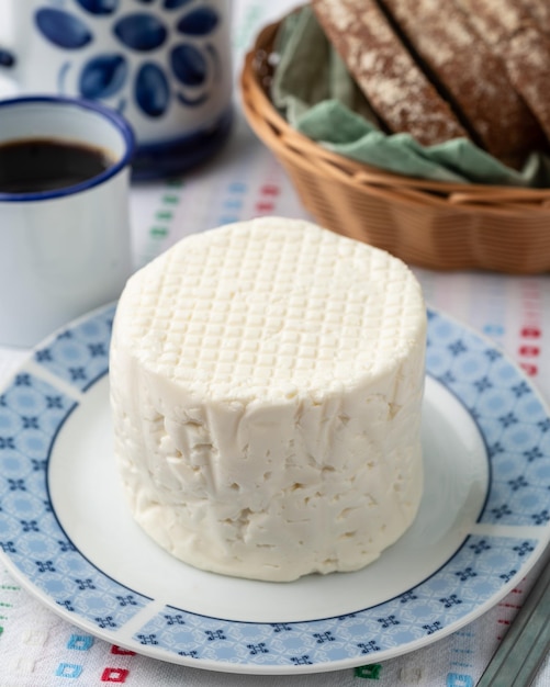 Ambachtelijke verse witte kaas uit Minas Gerais Brazil met koffie en brood