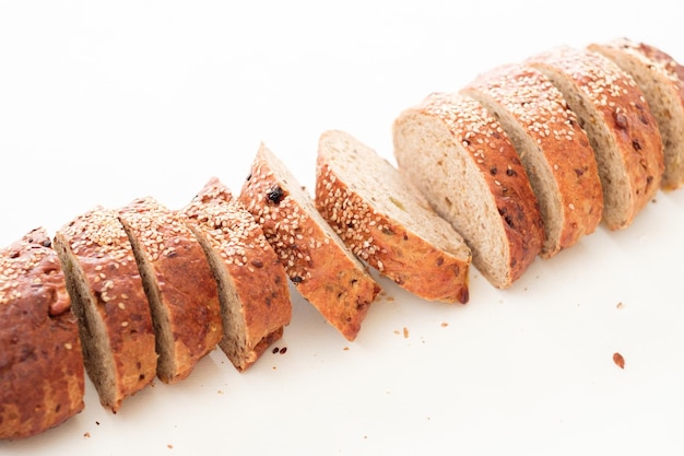 Foto ambachtelijke volkoren brood gezonde thuisbakkerij stukjes arrangement op witte achtergrond