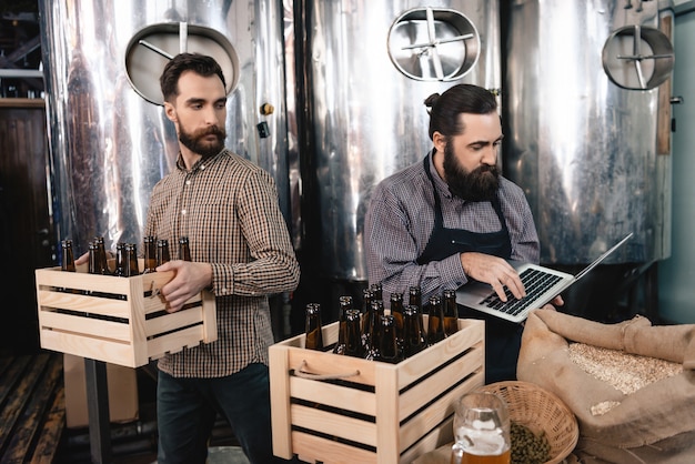 Ambachtslieden tellen bierflesjes microbrouwerij.