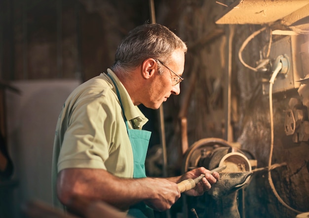 Ambachtsman aan het werk