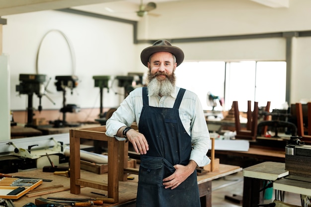 Ambachtsman die in een houten winkel werkt