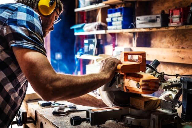 Ambachtsman die met hout werkt