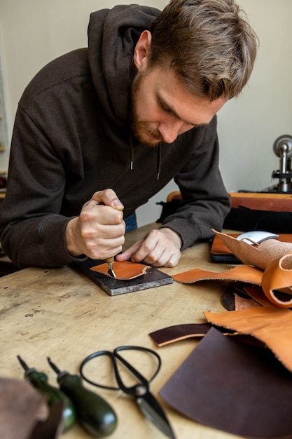 Ambachtsman machines rand van natuurlijk materiaal werkstuk gebruik professionele leerwerkplaats voor krullend mes;