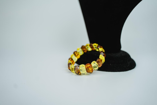 Photo an amber bracelet a precious stone an ornament made of a precious stone lies on the table