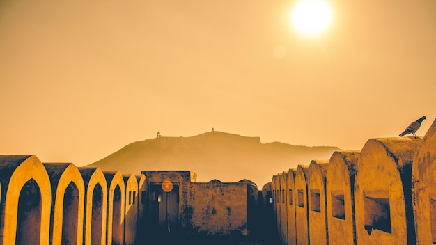 Foto fortezza di ambra contro il cielo in una giornata di sole